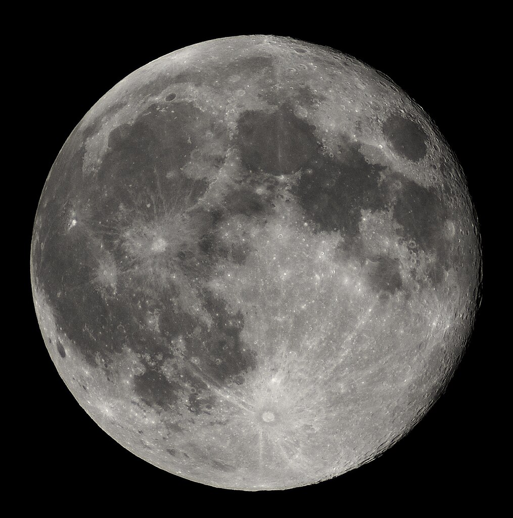 Luna casi en plenilunio