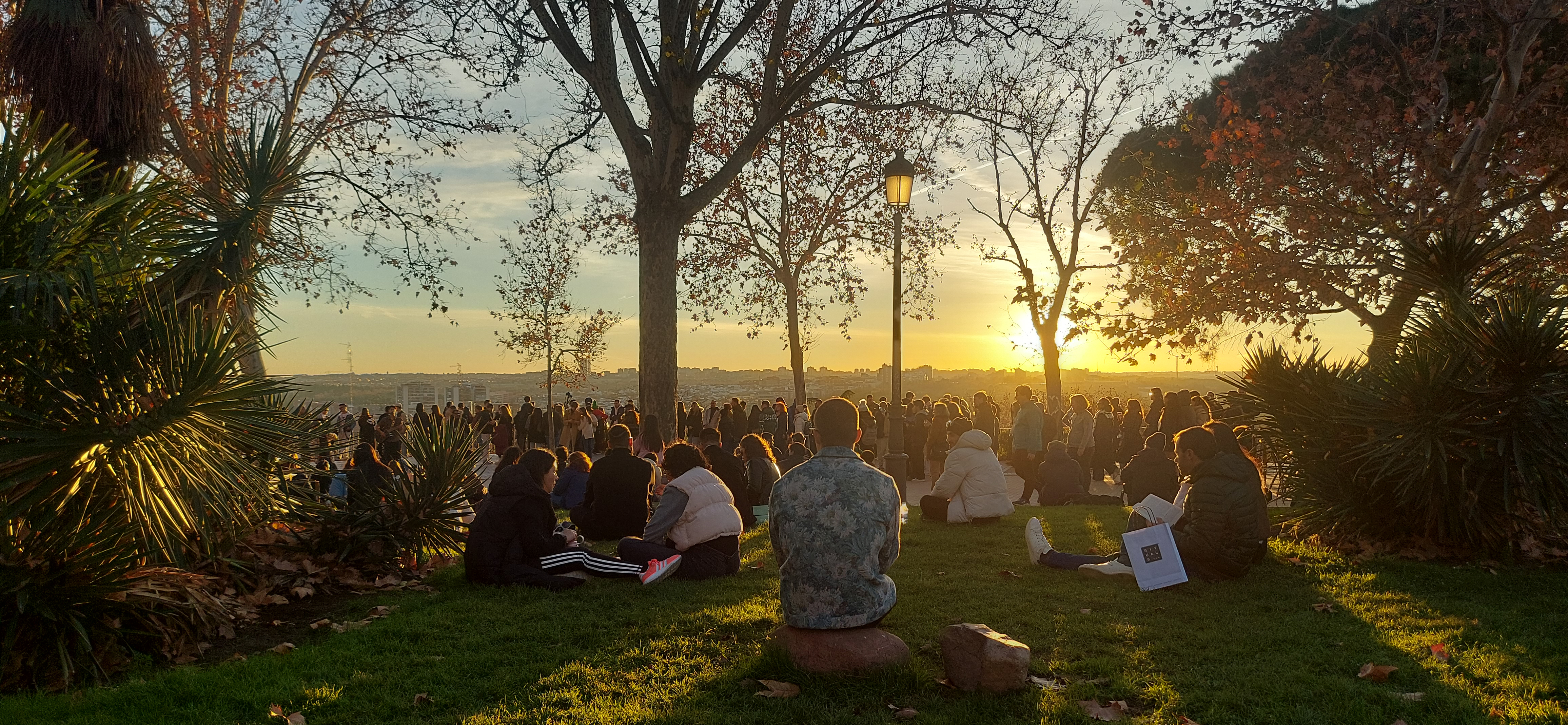 Observación de la puesta de Sol desde el Templo de Debod en Madrid