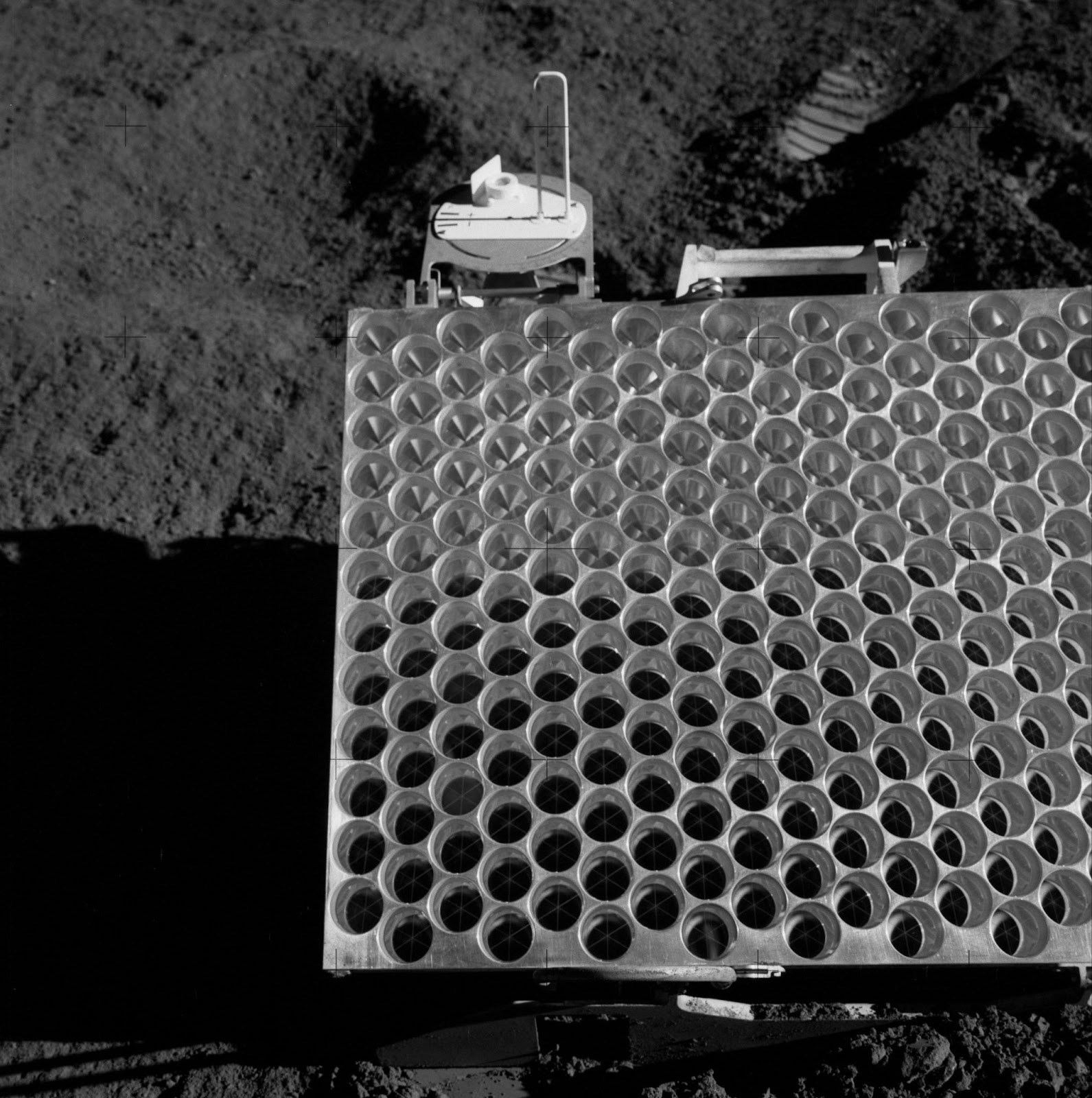 Apollo 15 misioak Ilargiaren gainazalean utzitako ispiluak