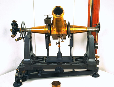 Anteojo de pasos. Este instrumento fue adquirido en 1900 para la determinación de la latitud y de la hora en las estaciones de Plasencia y Burgos y utilizado para la observación del eclipse del 28 de mayo de dicho año | OAN.