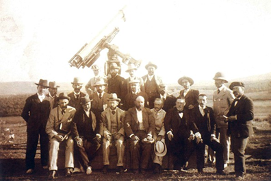 Astrónomos del Observatorio Astronómico Nacional junto a otros de una Comisión irlandesa en el alto de El Berrocalillo (Plasencia), para observar el eclipse del 28 de mayo de 1900.